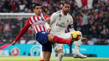 Morata pelea por el balón con Sergio Ramos.