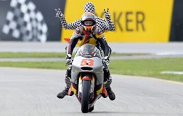 EL piloto español Esteve Rabat celebrando con un aficionado disfrazado su victoria en la carrera de Moto2 en el Gran Premio de Motociclismo República Checa 