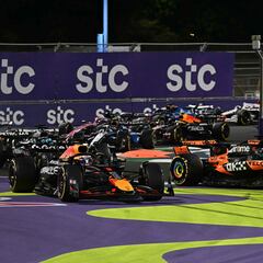 Max Verstappan (Red Bull RP 21) y Oscar Beastry (McLaren MCL 39). Yeda, Arabia Saudita. F1 2025.