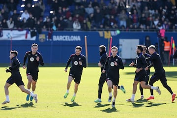 El Barcelona se entrena al calor de su gente