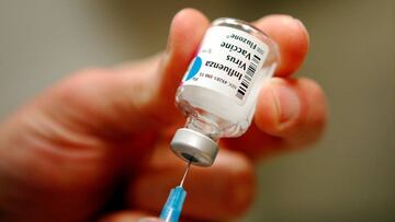 FILE PHOTO: A nurse prepares an injection of the influenza vaccine at Massachusetts General Hospital in Boston, Massachusetts January 10, 2013.  REUTERS/Brian Snyder/File Photo