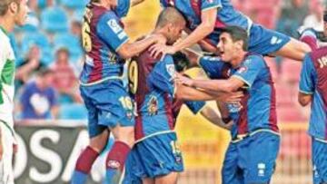 <b>ALEGRÍA DESBORDADA. </b>El gol de Igor de penalti fue festejado por todo lo alto, mientras los ilicitanos eran la imagen de la derrota.