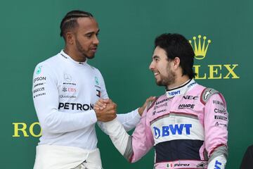 Lewis Hamilton felicita a Sergio 'Checo' Pérez.