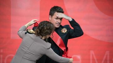 La presidenta de la Comunidad y candidata del PP a la reelección, Isabel Díaz Ayuso, entrega al cantante Dani Martín una de las condecoraciones de la Gran Cruz de la Orden durante la ceremonia de imposición de Medallas de la Comunidad de Madrid y condecoraciones de la Orden del Dos de Mayo, con motivo del Día de la Comunidad de Madrid, en la Real Casa de Correos, a 2 de mayo de 2023, en Madrid (España). La Comunidad de Madrid ha hecho entrega hoy de las Medallas y Condecoraciones de la Orden del Dos de Mayo, con motivo de la Festividad de la Comunidad de Madrid, a la que han acudido autoridades, representantes de la sociedad civil, expresidentes de la Comunidad de Madrid y candidatos de los distintos partidos a las elecciones.
02 MAYO 2023;MADRID;IMPOSICIÓN MEDALLAS COMUNIDAD DE MADRID;CONDECORACIONES DOS DE MAYO
Diego Radamés / Europa Press
02/05/2023