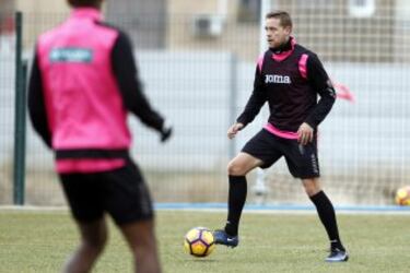 El islandés llegó, convenció a Alcaraz para hacerse un hueco y no se ha perdido ni un minuto desde que aterrizó en la ciudad de la Alhambra. Su 1,88 y que no se complica con el balón le han dado galones en la defensa de cinco del Granada.