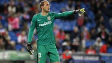 Oblak da instrucciones durante un partido.