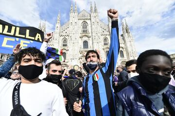 Cientos de personas, sin ninguna distancia de seguridad, celebran en la Piazza Duomo de Milán el campeonato de la liga italiana.