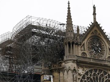 EPA9577. PARIS (FRANCIA), 16/04/2019.- Vista de parte de la estructura la catedral de Notre Dame afectada, este martes en Par&iacute;s (Francia). Francia eval&uacute;a los da&ntilde;os sufridos por la catedral de Notre Dame de Par&iacute;s, devastada por un incendio cuyo origen es todav&iacute;a desconocido y est&aacute; siendo investigado por la Justicia. EFE/ Ian Langsdon