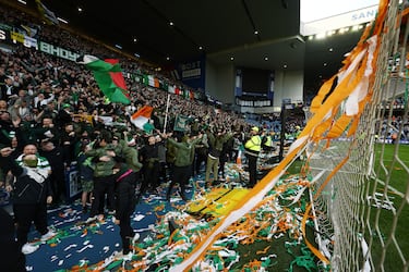 La eliminación del Rangers a manos del Celtic en el partido de Copa provocó la invasión de campo y la pelea de los seguidores de ambos equipos. La policía tuvo que intervenir.