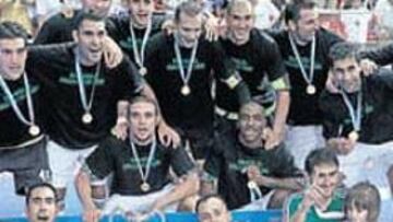 <b>DIO PRIMERO. </b>Interviú, con el primer título de la temporada.