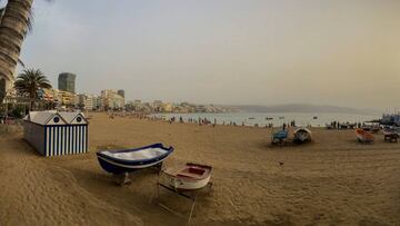 GRAFCAN8739. LAS PALMAS DE GRAN CANARIA, 26/08/2020.- La Agencia Estatal de Meteorología anunció para este miércoles un aviso rojo por altas temperaturas en Canarias con registros que podrían llegar a sobrepasar los 40 grados centígrados en algunas zonas. Asimismo, las islas han amanecido hoy cubiertas por una espesa capa de calima (arena del desierto del Sáhara en suspensión). En la imagen, vista de la playa de Las Canteras, en Las Palmas de Gran Canaria, con el sol oculto tras la calima. EFE/ Debora Cabrera