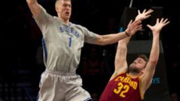 Mason Plumlee vuela por encima de Spencer Hawes.