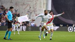 Kike Pérez celebra junto a Bebé el 2-2 a la Real Sociedad.