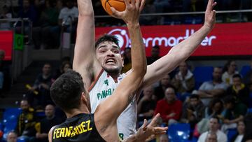 El pivot del Pinar Karsiyaka, Furkan Haltali (d), defiende la entrada del escolta del Lenovo Tenerife, Jaime Fern¨¢ndez, durante el partido de la quinta jornada del top 16 de la Liga de Campeones que han disputado este mi¨¦rcoles en el pabell¨®n Santiago Mart¨ªn en La Laguna, Tenerife.