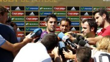 Isco atiende a los medios en Las Rozas.