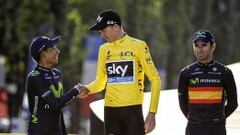 Nairo Quintana felicita a Chris Froome por su primer lugar en el Tour de Francia 2015.