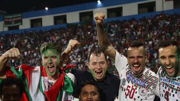 Joseba Beitia, Kibu Vicu&ntilde;a, Fran Gonz&aacute;lez y Fran Morante, los representantes espa&ntilde;oles de Mohun Bagan, durante la celebraci&oacute;n de la I-League.