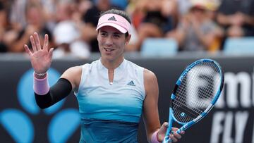 EPA6927. MELBOURNE (AUSTRALIA), 15/01/2019.- La tenista española Garbiñe Muguruza reacciona ante la china Saisai Zheng durante un partido de tenis del Abierto de Australia 2019 disputado hoy en Melbourne (Australia). EFE/Ritchie Tongo
