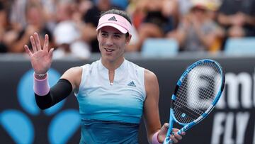 EPA6927. MELBOURNE (AUSTRALIA), 15/01/2019.- La tenista espa&ntilde;ola Garbi&ntilde;e Muguruza reacciona ante la china Saisai Zheng durante un partido de tenis del Abierto de Australia 2019 disputado hoy en Melbourne (Australia). EFE/Ritchie Tongo