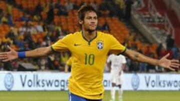 Neymar celebra su el primero de sus tres goles en la victoria de Brasil contra Sud&aacute;frica (0-5).