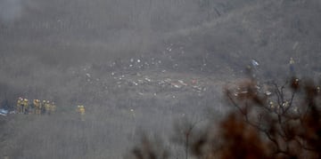 Bomberos en el lugar del accidente aéreo en Calabasas.