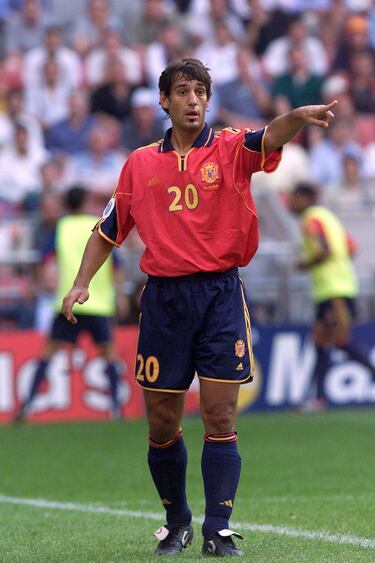 Navarro de nacimiento (vino al mundo en Tudela), delantero centro y con un poderoso remate de cabeza. Así era Ismael Urzaiz. Ingresó en el Real Madrid en 1985, y debutaría con el primer equipo en 1990. Luego saldría cedido a diversos equipos como el Albacete, Celta y Rayo Vallecano. En 1994 se marcharía al Salamanca, pero tras una campaña se iría al Espanyol. En 1996 firmaría por el Athletic, club en el que estaría hasta 2007. Fue convocado para acudir a la Eurocopa de 2000, donde jugó lod cuatro partidos que jugó España en el torneo.