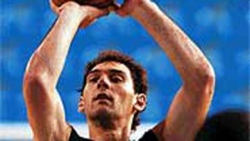 <b>MÁS TRABAJO.</B> El madrileño Jorge Garbajosa tuvo ayer sesión doble de prensa: españoles e italianos. La culpa es suya, por jugar en la Benetton de Treviso.