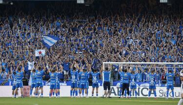 La afici車n del Deportivo despidi車 al equipo tras el triunfo.