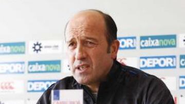 <b>ESFUERZO.</b> Miguel Ángel Lotina, entrenador del Deportivo de La Coruña, no quiere que la euforia se apodere del equipo blanquiazul y apeló a la lucha y la entrega del equipo, para continuar con la racha.