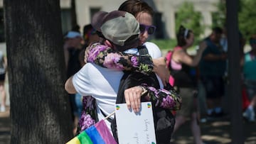 A woman offers free hugs in Washington, DC on June 12, 2016, in reaction to the mass shootings at a gay club in Orlando, Florida.
A somber President Barack Obama expressed grief and outrage at the "horrific massacre" of 50 late-night revelers at an Orlando gay club, branding it an act of terror and hate. / AFP PHOTO / ANDREW CABALLERO-REYNOLDS
