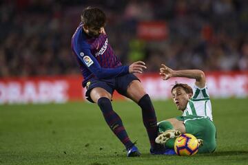 Canales se lanza para robar el balón a Piqué en el Barcelona-Betis de la última jornada.