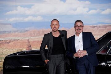 El protagonista de la nueva cinta, Aaron Paul posó junto al director de la serie, Vince Gilligan