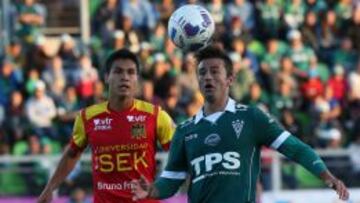 Guti&eacute;rrez recibe la marca de Galdames en el duelo de Wanderers contra Uni&oacute;n Espa&ntilde;ola, en Santa Laura.