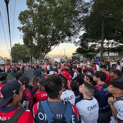 Chivas recibe serenata antes del Clásico Nacional en Concachampions