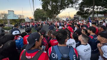 Chivas recibe serenata antes del Clásico Nacional en Concachampions