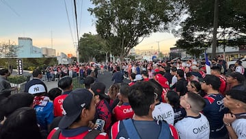 Chivas recibe serenata antes del Clásico Nacional en Concachampions