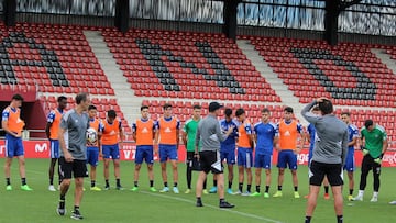 Los jugadores del Mirandés esperan dar una alegría a su afición.