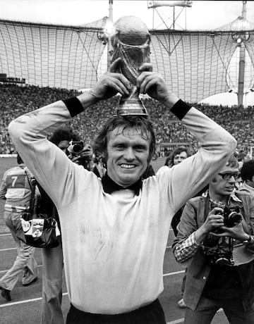 El portero germano ganó el Mundial de 1974 ante Países Bajos. Dos meses antes ya se había proclamado campeón de Europa en el recordado partido de desempate del Bayern ante el Atlético en Heysel. Un mito de la portería. 