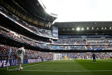 Where are they? Real Madrid's Marco Asensio prepares to take a corner.