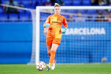 El Barça tiene a salvo su portería con Sandra Paños (29 años, Alicante), una portera muy ágil y espectacular. La guardameta alicantina sobresale también por su buen juego con los pies, lo que le hace encajar a la perfección en el estilo de juego del Barça. Nombrada Mejor Portera de la Champions y nominada también al Balón de Oro, Paños es una de las porteras de mayor renombre en el panorama nacional e internacional. Superar su línea en la meta azulgrana será muy complicado para el Real Madrid, que sólo le ha hecho un gol a la valenciana, superándola en el último Barça-Real Madrid, que quedó 4-1, con gol de la madridista Olga Carmona de penalti.