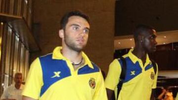 <b>EN BARCELONA. </b>Rossi, junto a Zapata y Camuñas, a su llegada anoche al hotel de concentración del Villarreal en Barcelona.