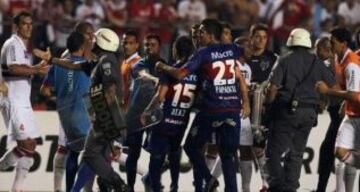 La final de la Sudamericana 2013 no se pudo terminar por incidentes entre Tigre y la policia brasileña. El juez suspendió el duelo.