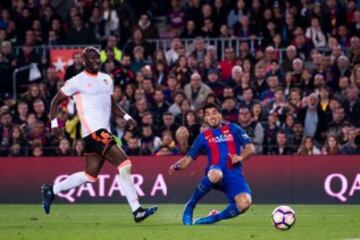 Luis Suárez scores the equaliser.