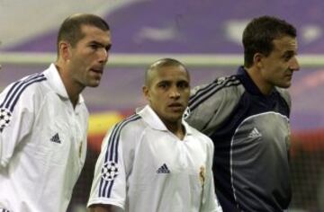 Instantes antes de comenzar el encuentro, Zidane se mostraba algo tenso. Debutaba en Champions con la camiseta del Madrid: ocho Copas de Europa le contemplan...