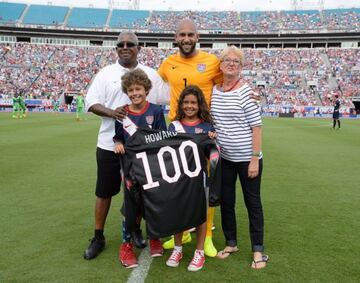 La carrera de Howard ha sido impulsada por su madre, Esther Fekete. En esta foto está junto a su hijo cuando fue galardonado por sus 100 partidos con la Selección de los Estados Unidos.