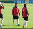 Iker Muniain se entrena con aparente normalidad