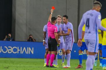 El arbitró del Cerro Grande enseña la cartulina roja (doble amarilla) a Frenkie de Jong.