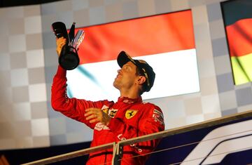 Sebastian Vettel en el podio de Singapur al vencer en Marina Bay tras nada menos 22 consecutivas de sequía. 