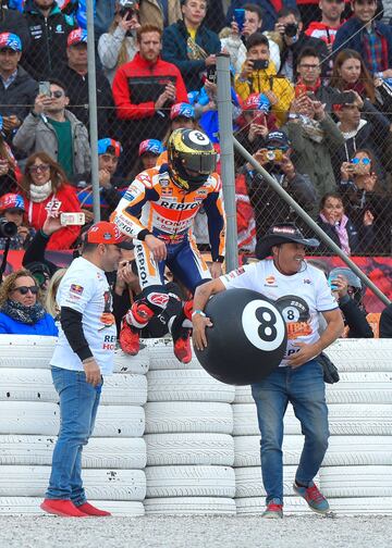 Marc Márquez celebrando la victoria en el Gran Premio de Valencia. 