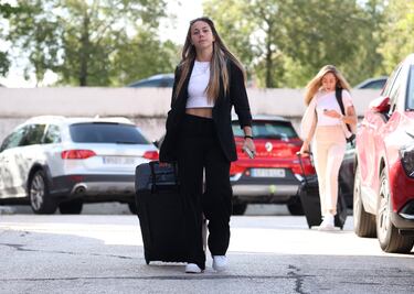 La jugadora internacional española Athenea del Castillo llega al Hotel Tryp Alameda de Barajas.